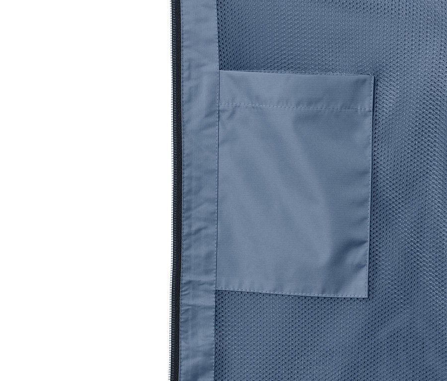 Detailansicht einer blauen Unisex-Regenjacke mit Tasche und Reißverschluss.