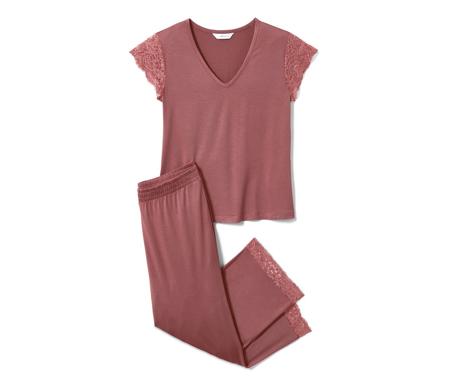 Rosa Pyjama mit Spitzenärmeln und Beinabschluss.