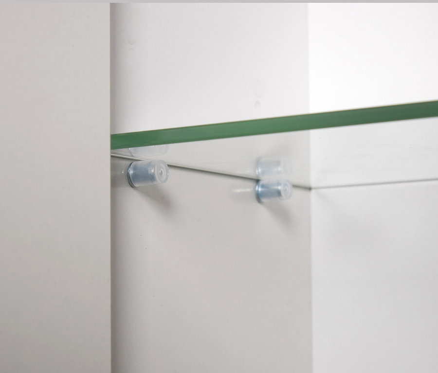 Detailansicht eines weißen Spiegelschranks mit Glasboden.
