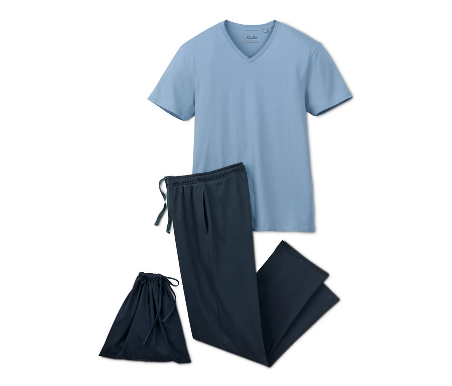 Blaues T-Shirt und dunkelblaue Jersey-Pyjamahose sowie eine Pyjamatasche.