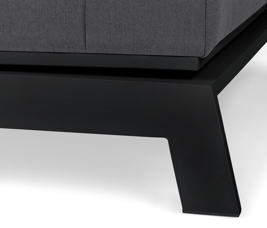 Detailansicht einer anthrazitfarbenen Premium-Doppelliege aus Sunbrella®-Stoff mit verstellbarem Kopfteil.