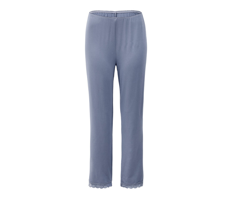 Eine blaue Pyjamahose mit Spitze am Saum.