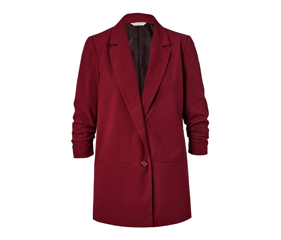 Ein weinroter Blazer mit gerafften Ärmeln.