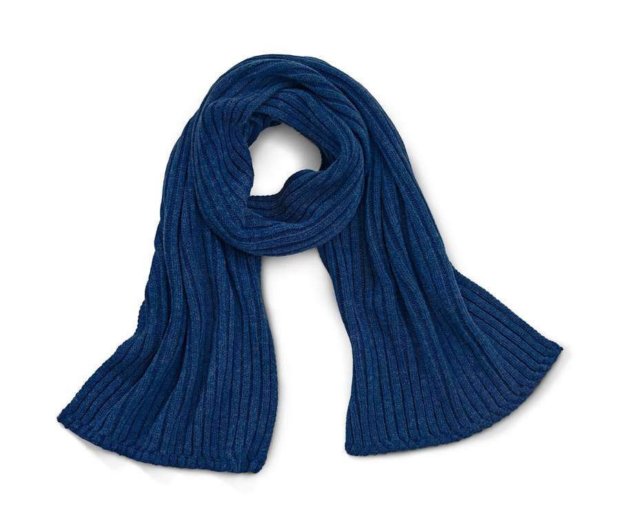 Ein blauer Strickschal liegt auf einem weißen Hintergrund.