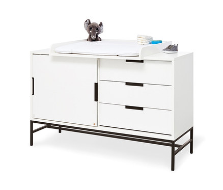 Weißes Pinolino Kinderzimmer »Steel« mit Wickelauflage, drei Schubladen, Schrank, Stoffwindel, Plüsch-Elefant und Babyschuhen.