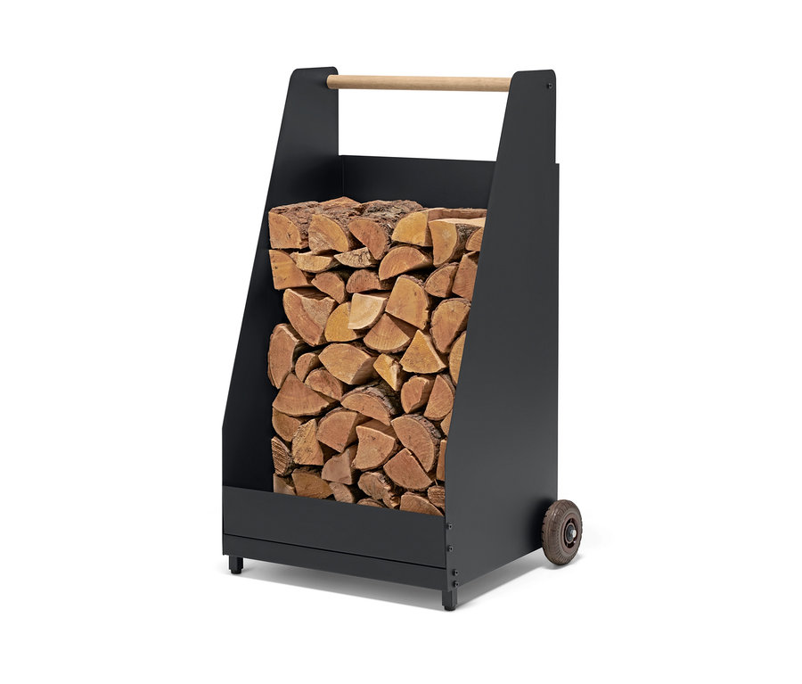 Ein Kaminholz-Wagen gefüllt mit Holzscheiten.