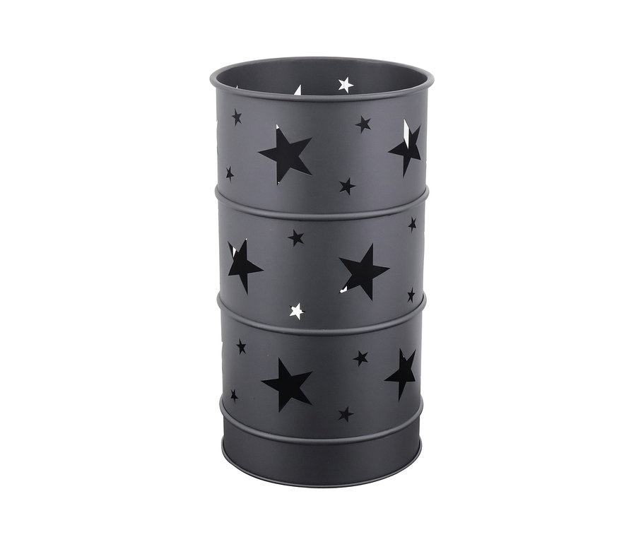 Eine schwarze Feuerstelle »Deko-Stern« mit Stern-Ausschnitten.