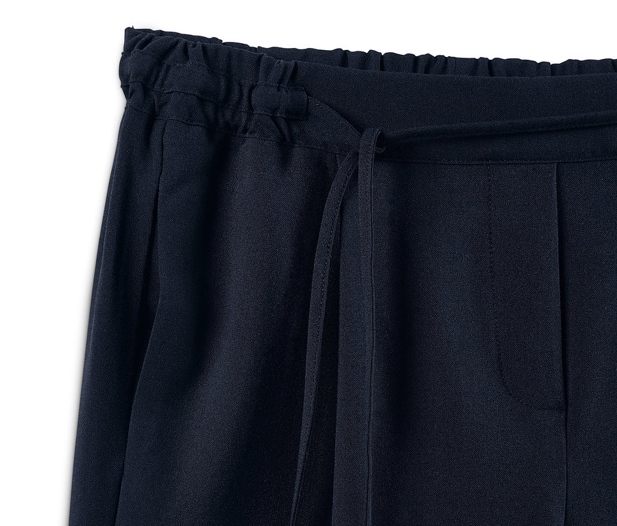 Detail einer marineblauen Joggpants mit Kordelzug.