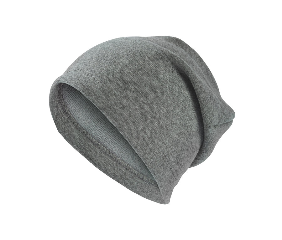 Graue Sweatmütze auf weißem Hintergrund.