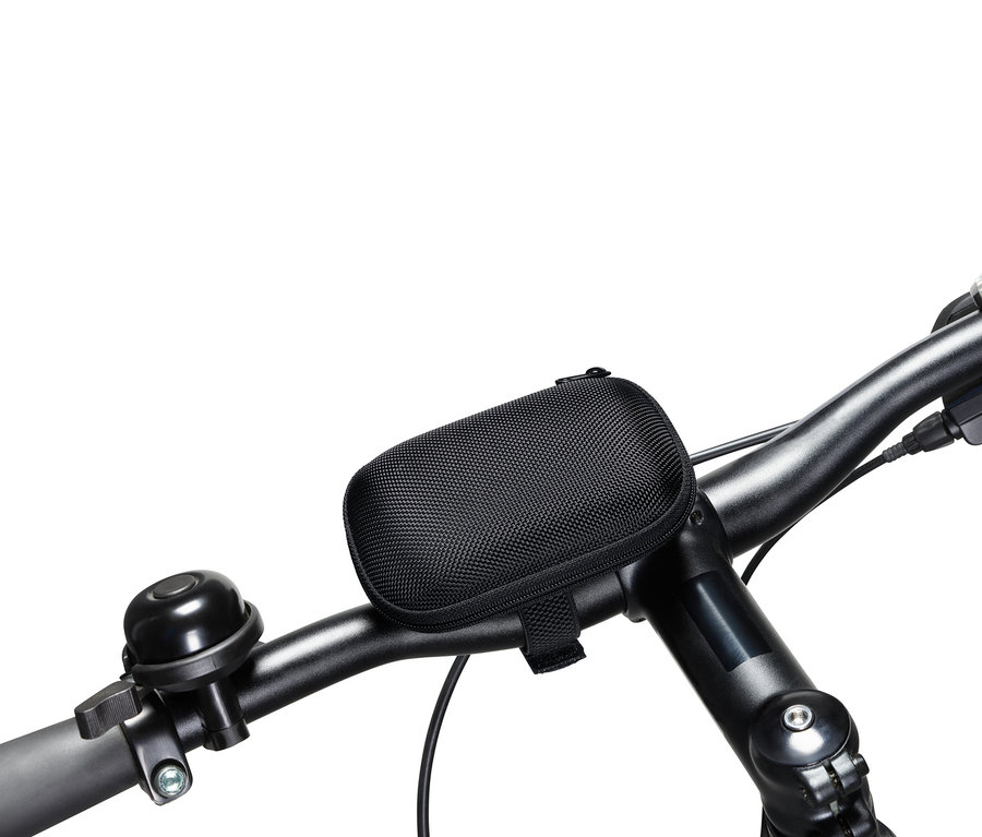 Eine schwarze Tasche ist an einem Fahrradlenker befestigt.