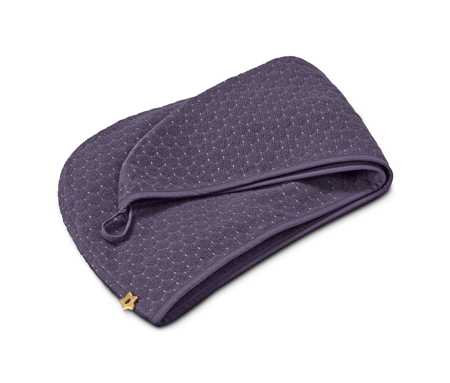 Ein lila Turban-Handtuch mit weißen Punkten.