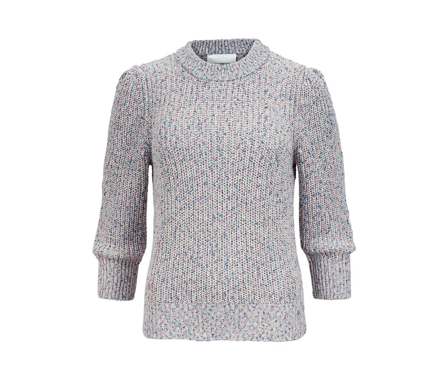 Detailansicht eines Strickpullovers aus Bändchengarn.