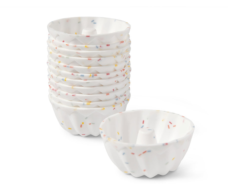 Stapel aus 12 Mini-Gugelhupfformen.