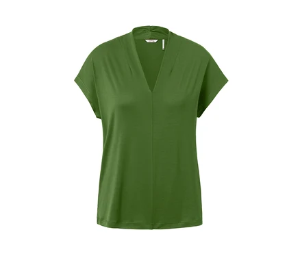 Grünes Shirt mit Stehkragen.