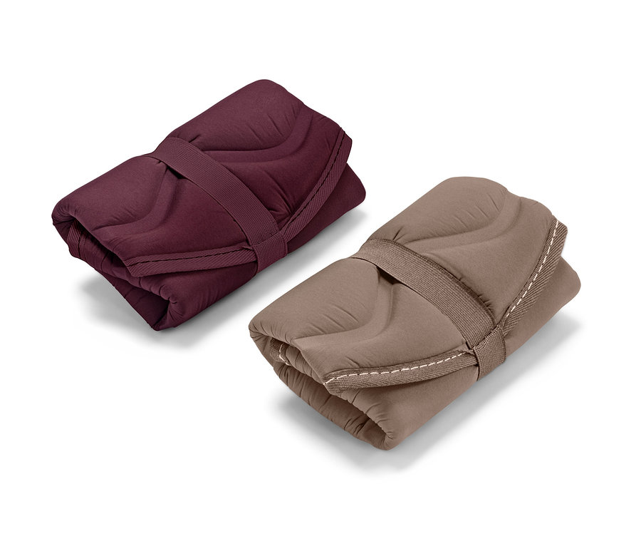 Zwei runde, faltbare Thermo-Sitzkissen.