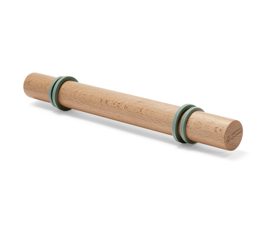 Eine Holz-Teigrolle mit verstellbarer Teigstärke.