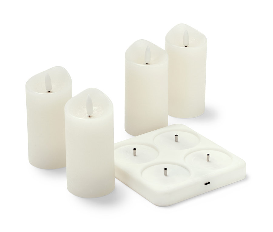 Vier LED-Echtwachskerzen mit Ladestation.