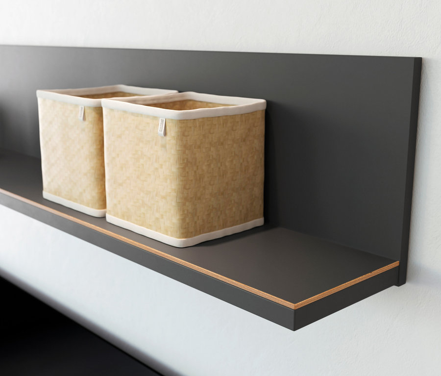 Zwei beige Stoffbehälter und eine weiße Tasse auf einem graphitfarbenen Wandboard »CALIFORNIA«.