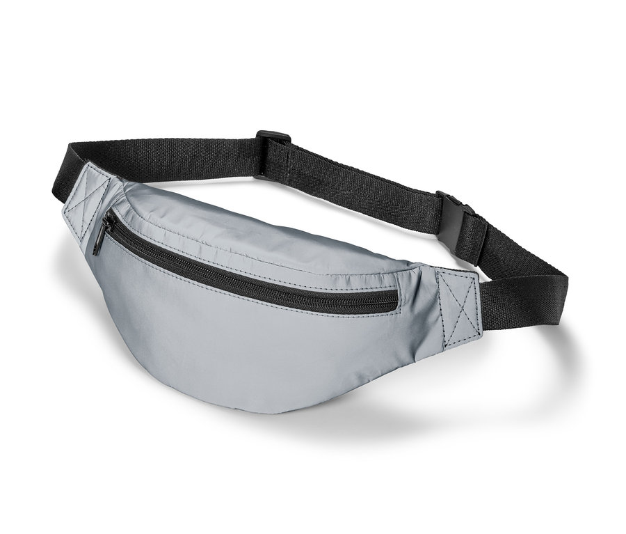 Silberne Hüfttasche aus recyceltem Material mit schwarzem Reißverschluss und schwarzem Gurt.