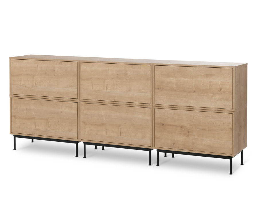 Zwei Regalmodule »Flemming« mit Klappe in Eichendekor stehen auf schwarzen Metall-Fußgestellen »Flemming«.