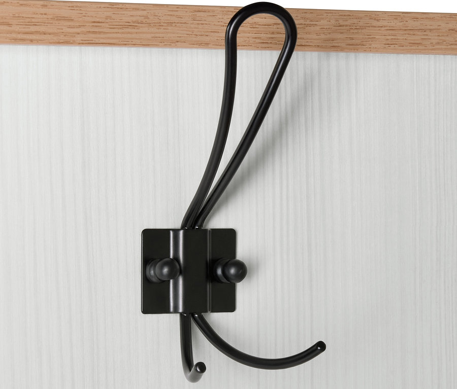Detailaufnahme einer multifunktionalen Garderobe mit einem schwarzen Haken.