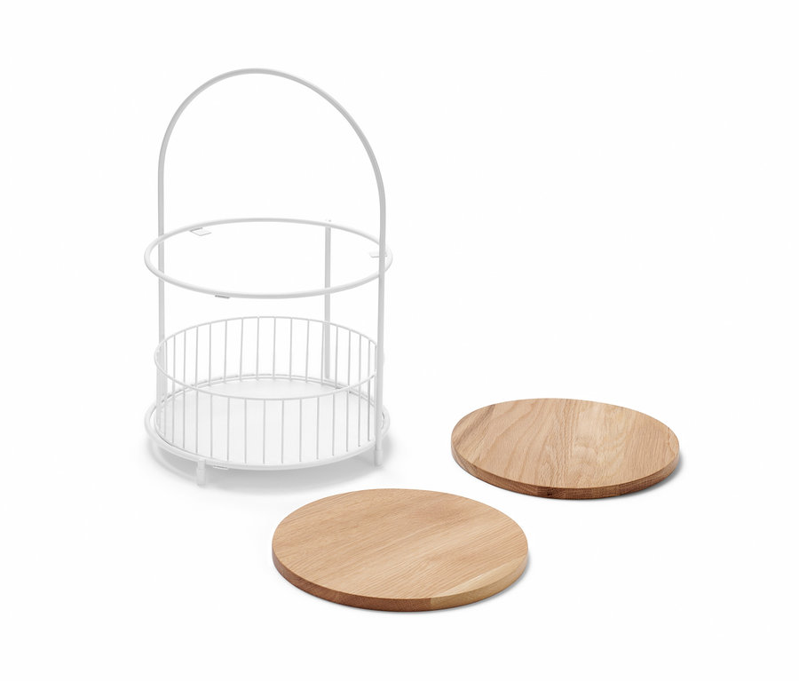 Etagere mit Brotkorb und zwei Holzplatten.
