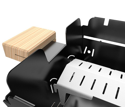 Detailansicht eines Knister Gasgrills mit Rost und Holzblock.