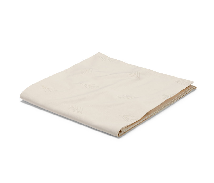 Eine offwhite Jacquard-Tischdecke in Normalgröße, gefaltet auf einem weißen Hintergrund.