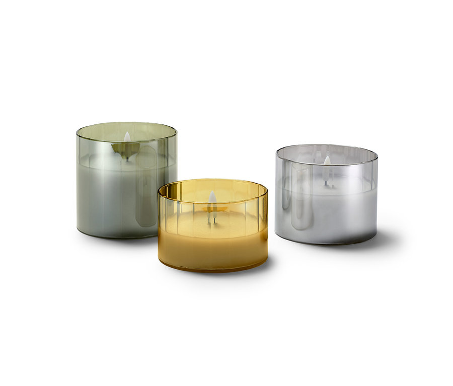 Drei LED-Echtwachskerzen im Glas in verschiedenen Farben.