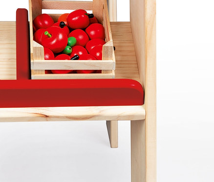 Detailansicht des Pinolino Marktstand »Lucy« mit roten Äpfeln und einer grünen Birne in einer Holzkiste.