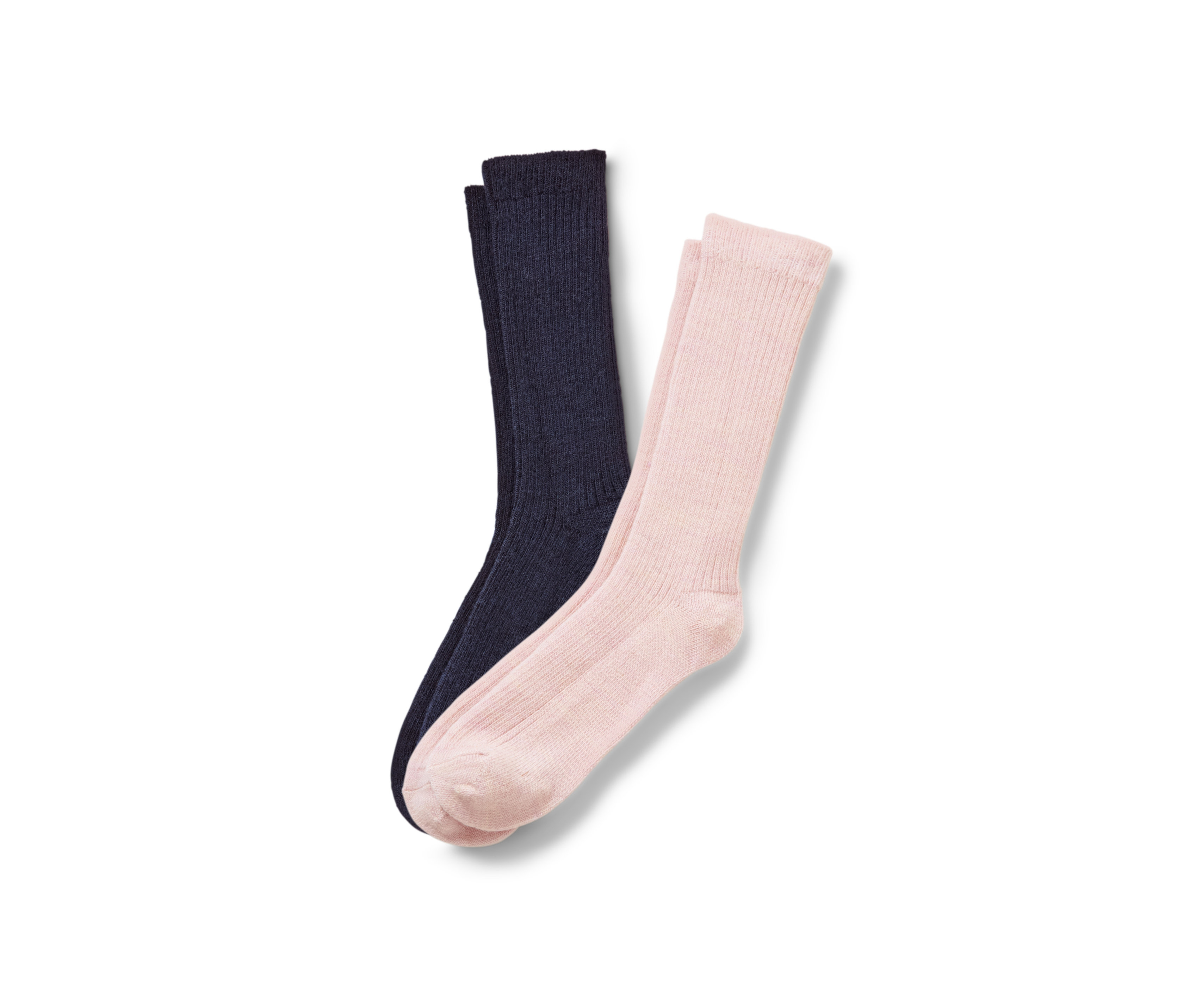 Zwei Paar Ripp-Socken, ein Paar marineblau, ein Paar rosa, liegen auf einem weißen Hintergrund.