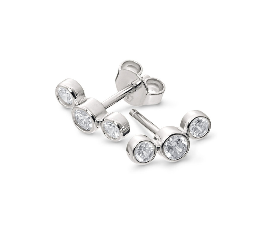 Zwei Ohrstecker aus 925 Silber rhodiniert, mit Zirkonia liegen auf einem weißen Hintergrund.