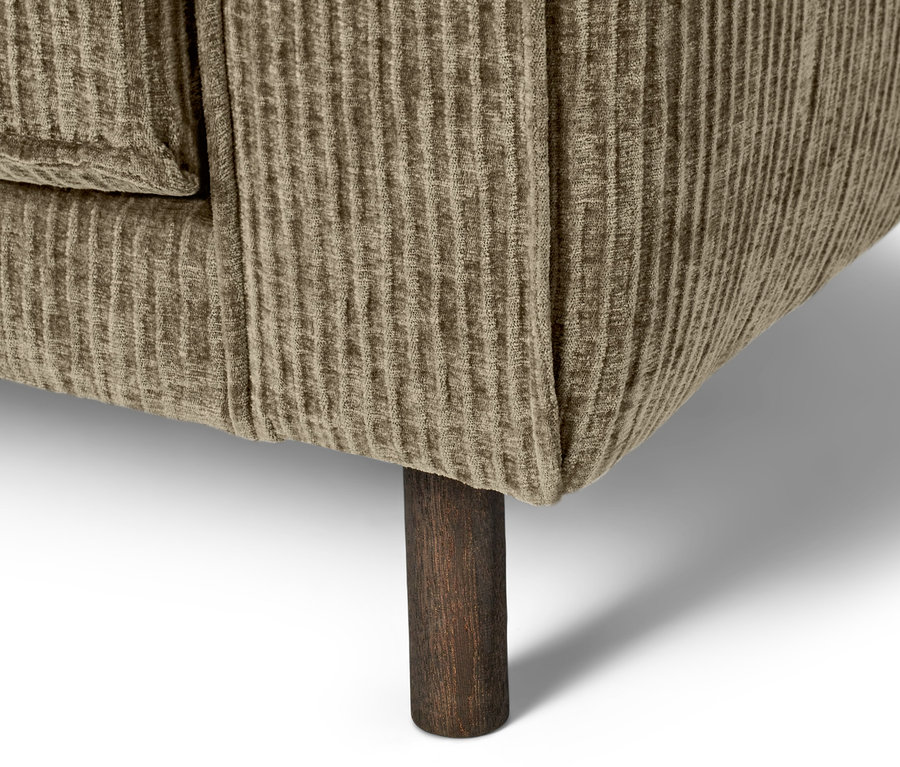 Detailansicht eines braun-grauen 3-Sitzer-Cordsofas mit Holzfüßen.