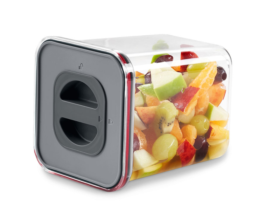 Eine quadratische Vakuum-Frischhaltedose gefüllt mit einem Obstsalat.