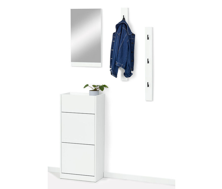 Im Flur befinden sich ein Spiegel, eine Garderobe mit einer Jeansjacke und ein Flur-Set mit Schuhkipper. Auf dem Schuhkipper steht eine kleine Topfpflanze.
