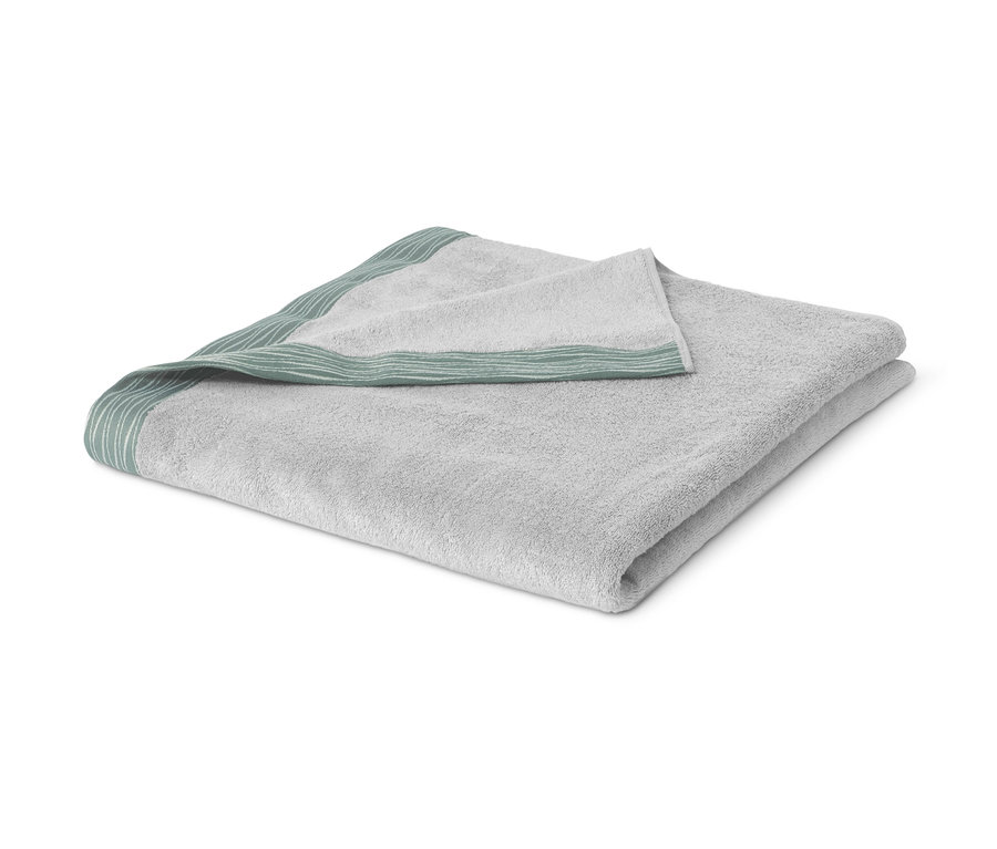Gefaltetes XL-Premium-Badetuch mit Zierrand.