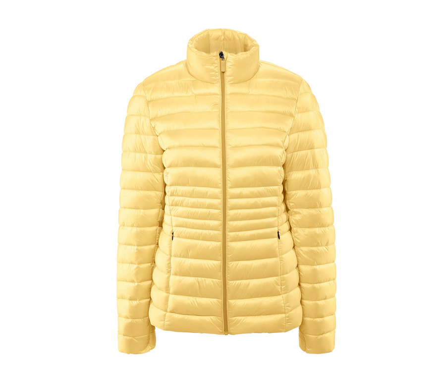 Gelbe Steppjacke mit Reißverschluss.