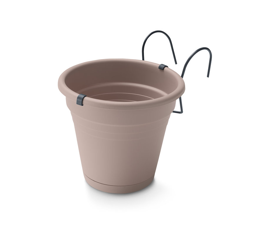 Ein brauner Blumentopf mit Balkonaufhängung und schwarzen Metallhaken.