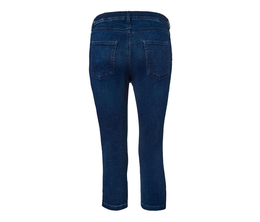 Detailansicht der Rückseite einer 3/4-Jeggings. Der Jeansstoff ist dunkelblau.