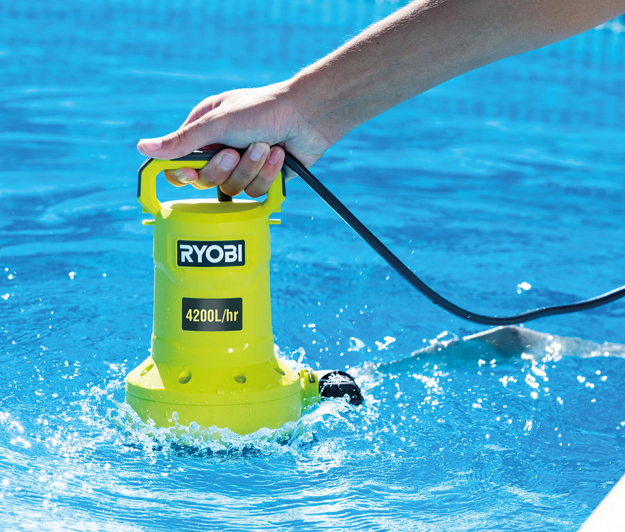 Hand hält gelbe RYOBI 18 V One+ Akku-Tauchpumpe im Wasser.