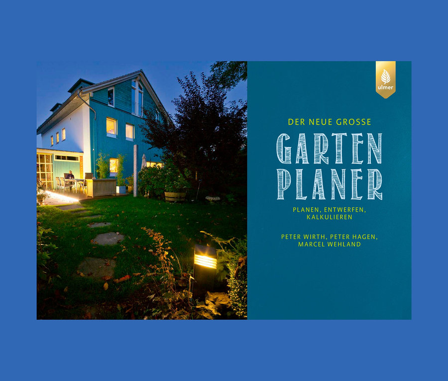 Abbildung eines Gartens bei Nacht mit einem beleuchteten Haus im Hintergrund und dem Buch "Der neue grosse Gartenplaner" im Vordergrund.