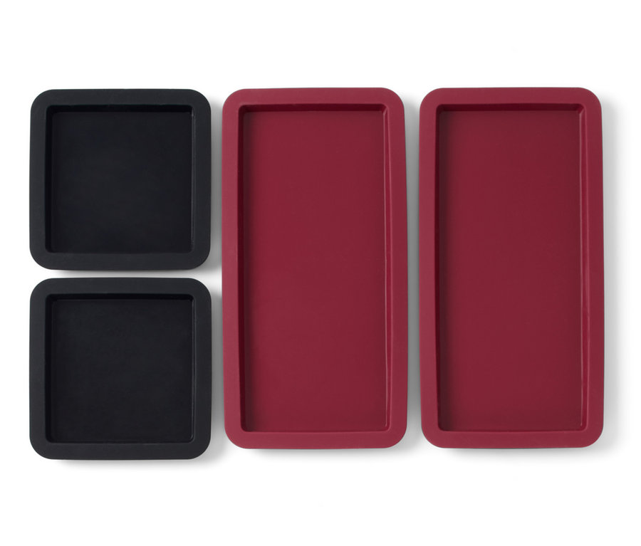 Zwei schwarze und zwei rote Backmatten.