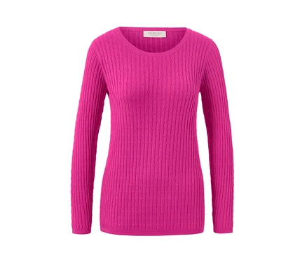 Pinker Zopfstrickpullover.