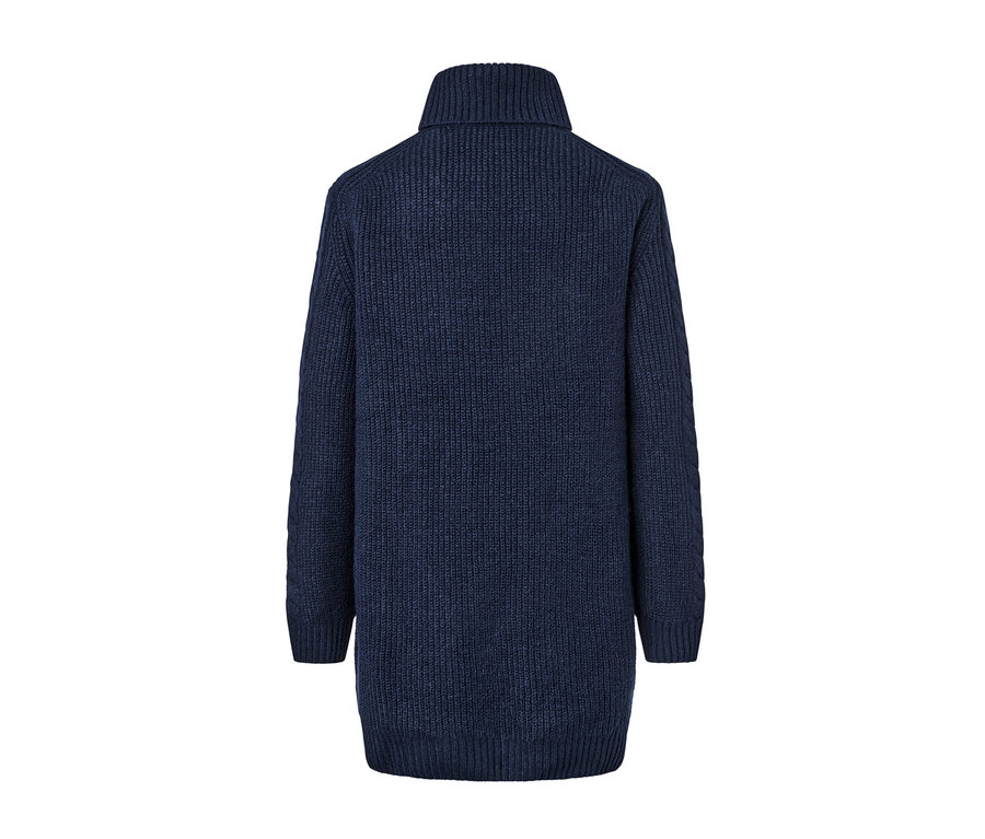 Langer, marineblauer Strickpullover mit Zopfmuster.