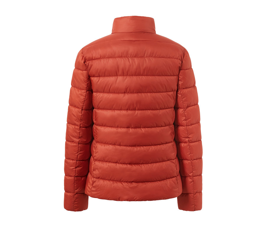 Detailansicht der Rückseite einer orangefarbenen Steppjacke.