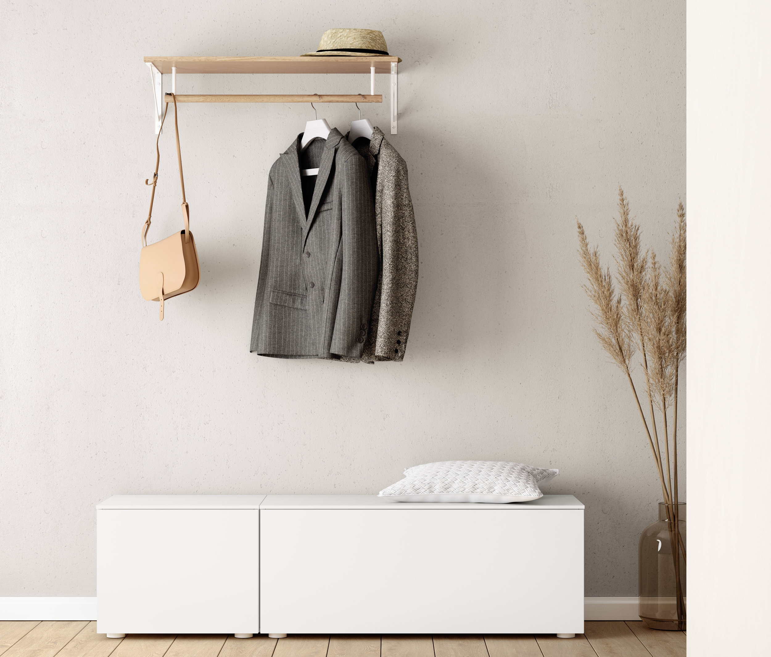 An der Wand hängen eine Wandgarderobe, darunter steht eine Sitzbank, ca. 50 cm, und eine Sitzbank, ca. 100 cm. An der Garderobe hängen ein Sakko und eine Handtasche. Auf der Sitzbank liegt ein Kissen.