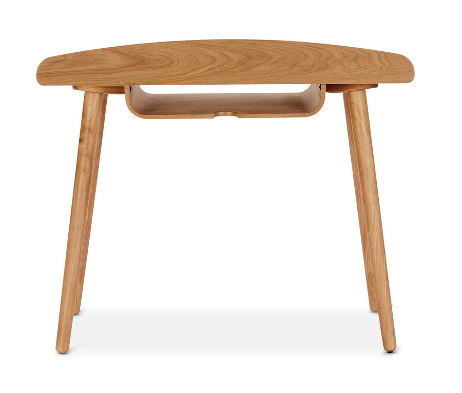 Ein Schreibtisch aus hellem Holz mit vier Beinen und Stauraum.