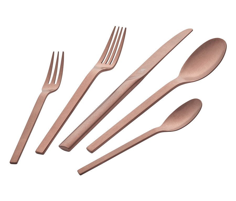 Nahaufnahme von fünf roségoldenen Besteckteilen des ZWILLING Vintage-Bestecks, 60-teilig, darunter Messer, Gabel, Suppenlöffel, Dessertgabel und Teelöffel.
