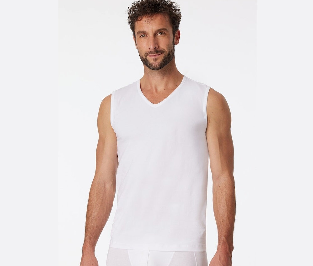 Mann trägt 2 weiße SCHIESSER Tanktops mit Bio-Baumwolle.