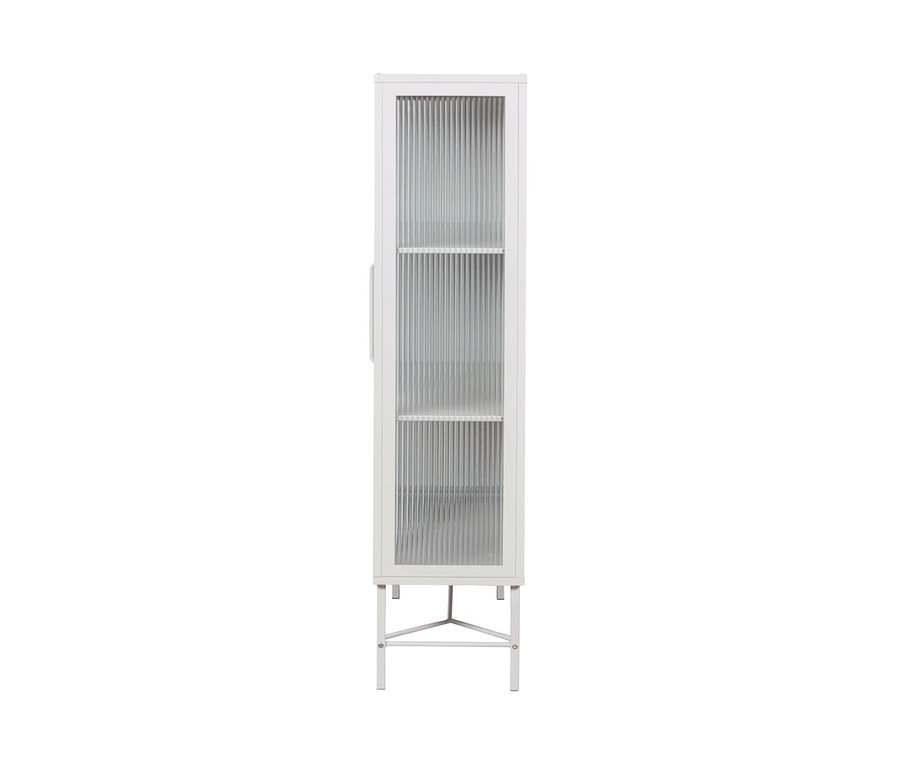 Sandfarbene Woood Vitrine »Zion« aus Metall mit Glasregalen.